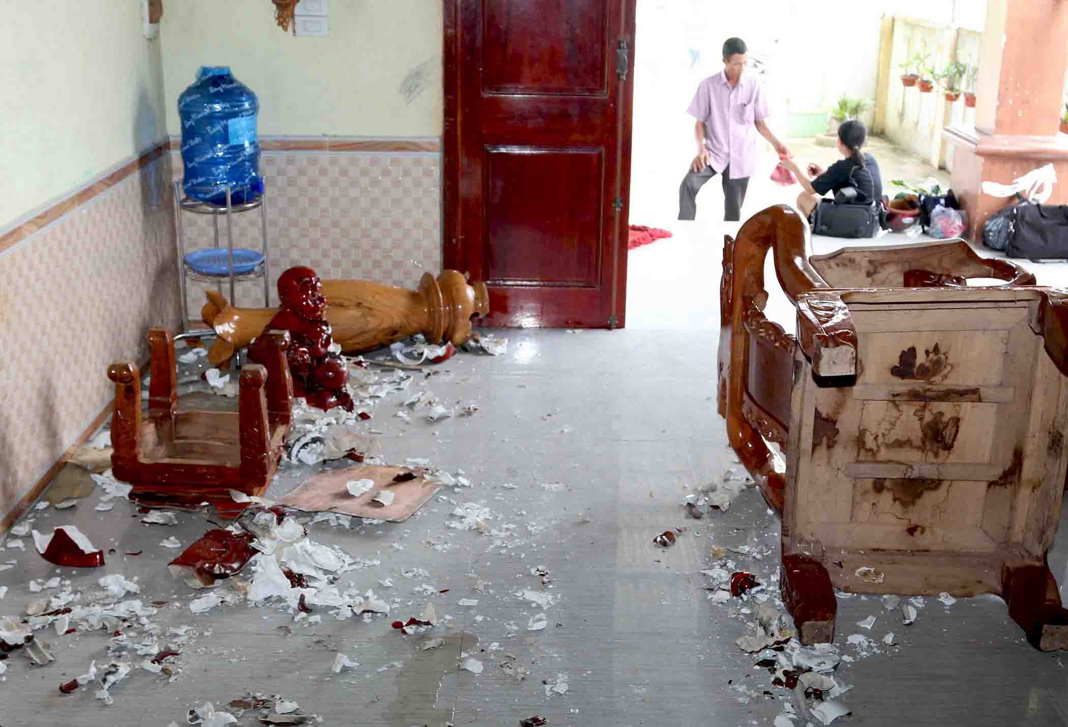 Giải cứu 3 em nhỏ bị bố nhốt trong nhà để tự thiêu ảnh 2 Giai cuu 3 em nho bi bo nhot trong nha de tu thieu anh 2