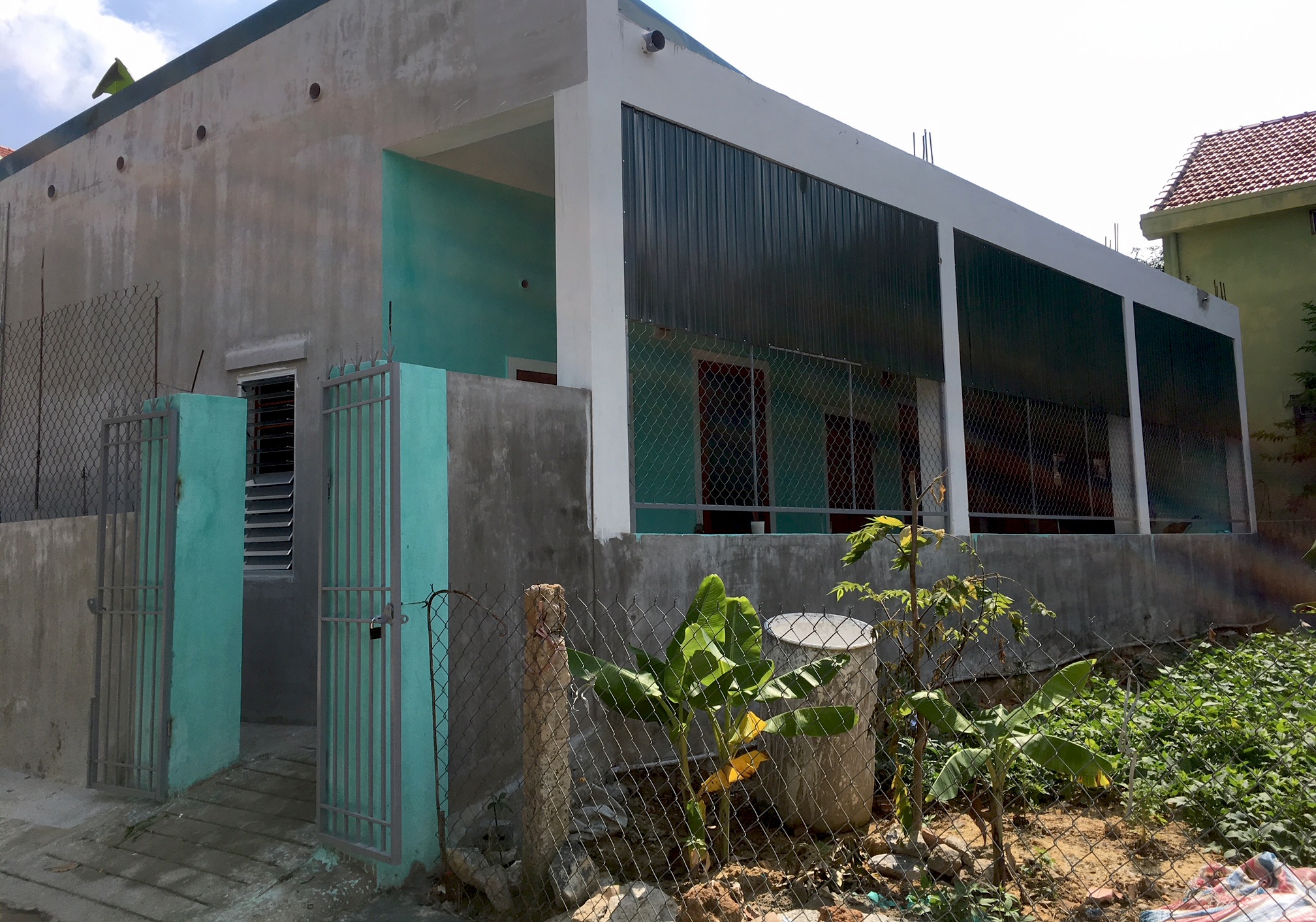 Thi the be trai con nguyen day ron trong phong tro dong cua hinh anh