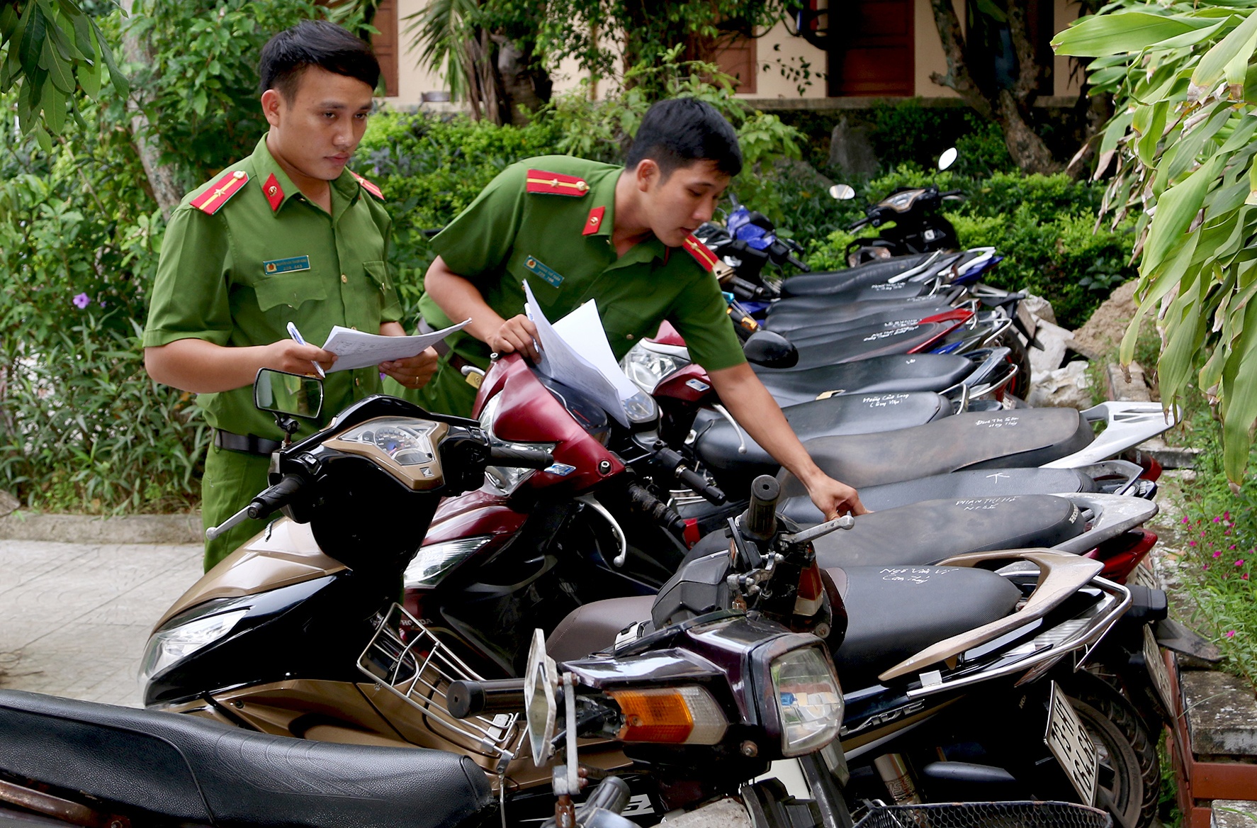 Bat nhom thanh nien lay trom hang chuc xe may anh 2