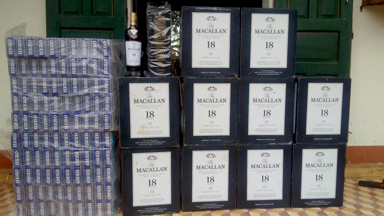 Vut hang lau, 5 nguoi bo tron vao rung hinh anh