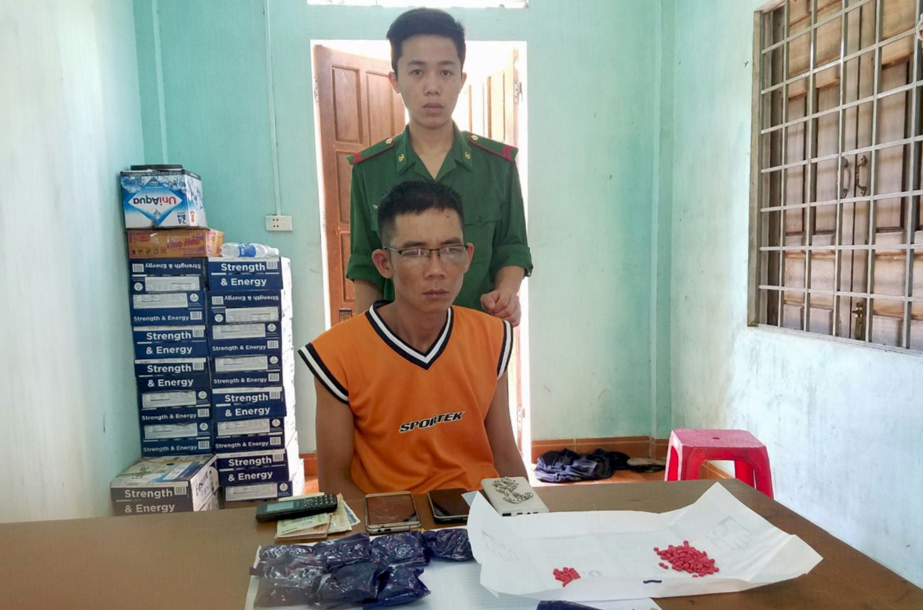 Bat thanh nien giau ma tuy trong xe may anh 1