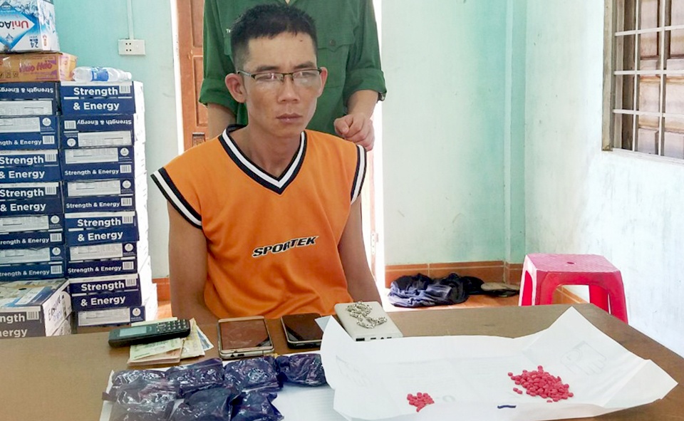 Bat nghi pham giau hon 1.600 vien ma tuy trong xe may hinh anh