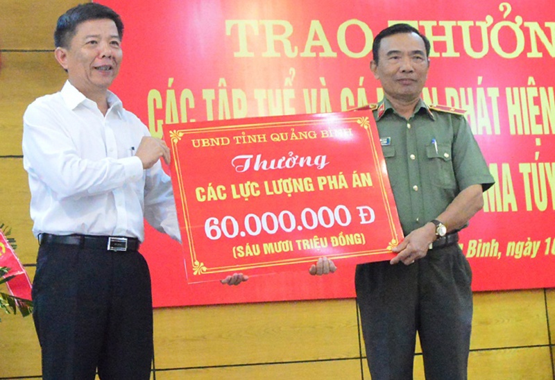 Khen thuong nhieu nguoi tham gia vu bat 300 kg ma tuy da hinh anh