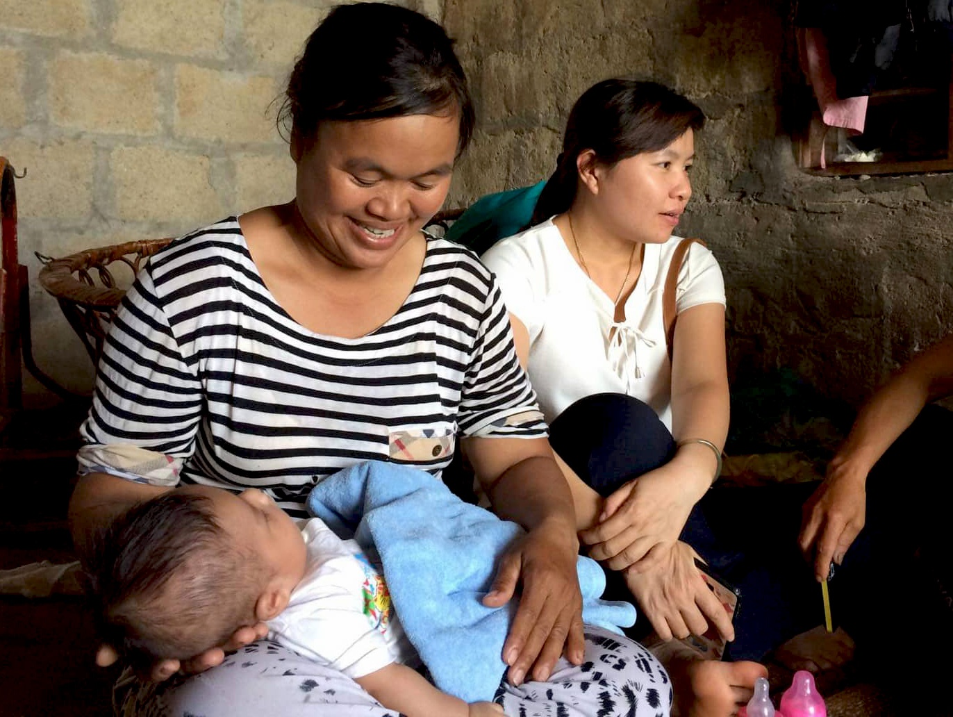 Be trai 3 thang bi bo ben duong cung la thu cau cuu hinh anh