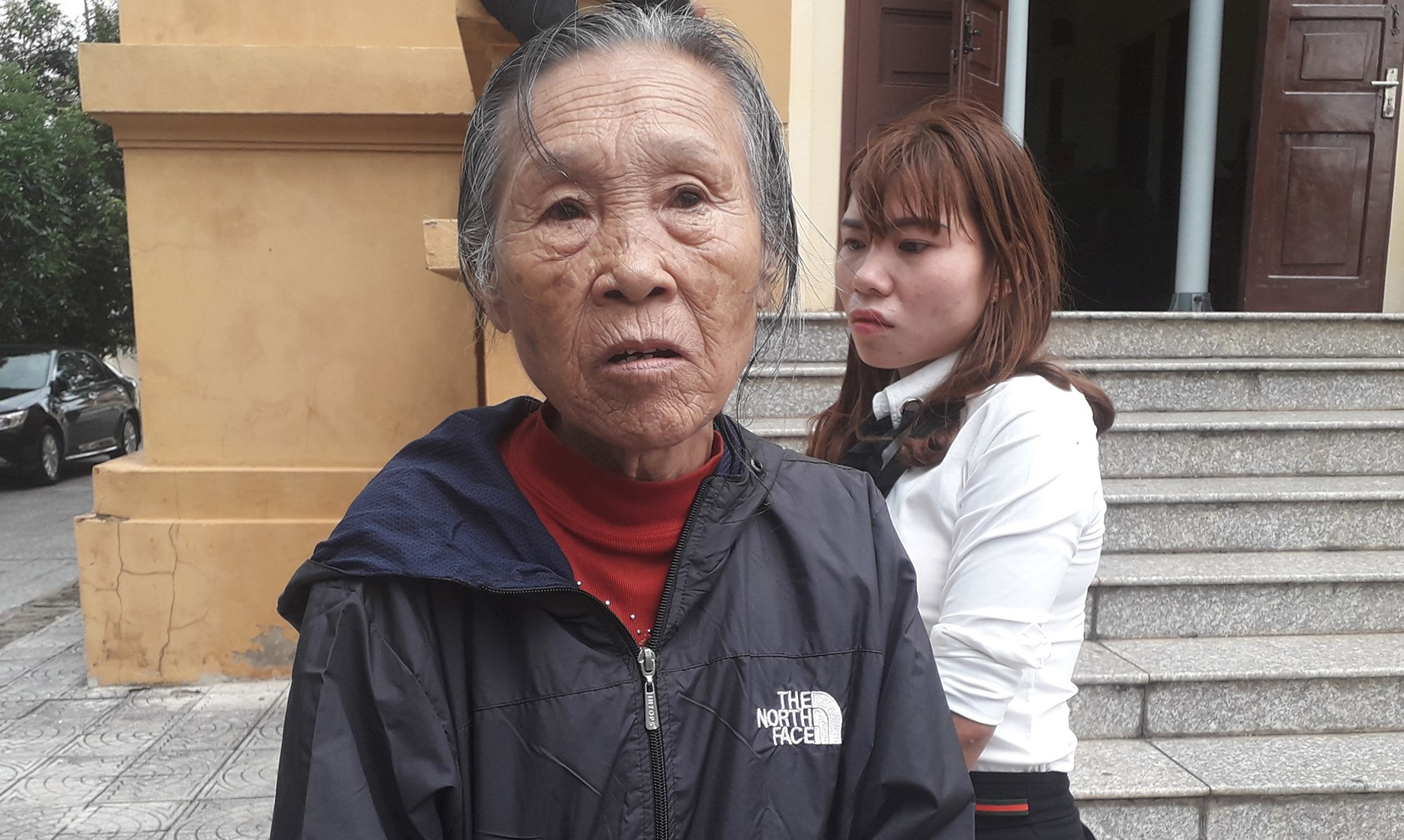 Hai nguoi phu nu o phien toa xu ke giet nguoi chon xac hinh anh