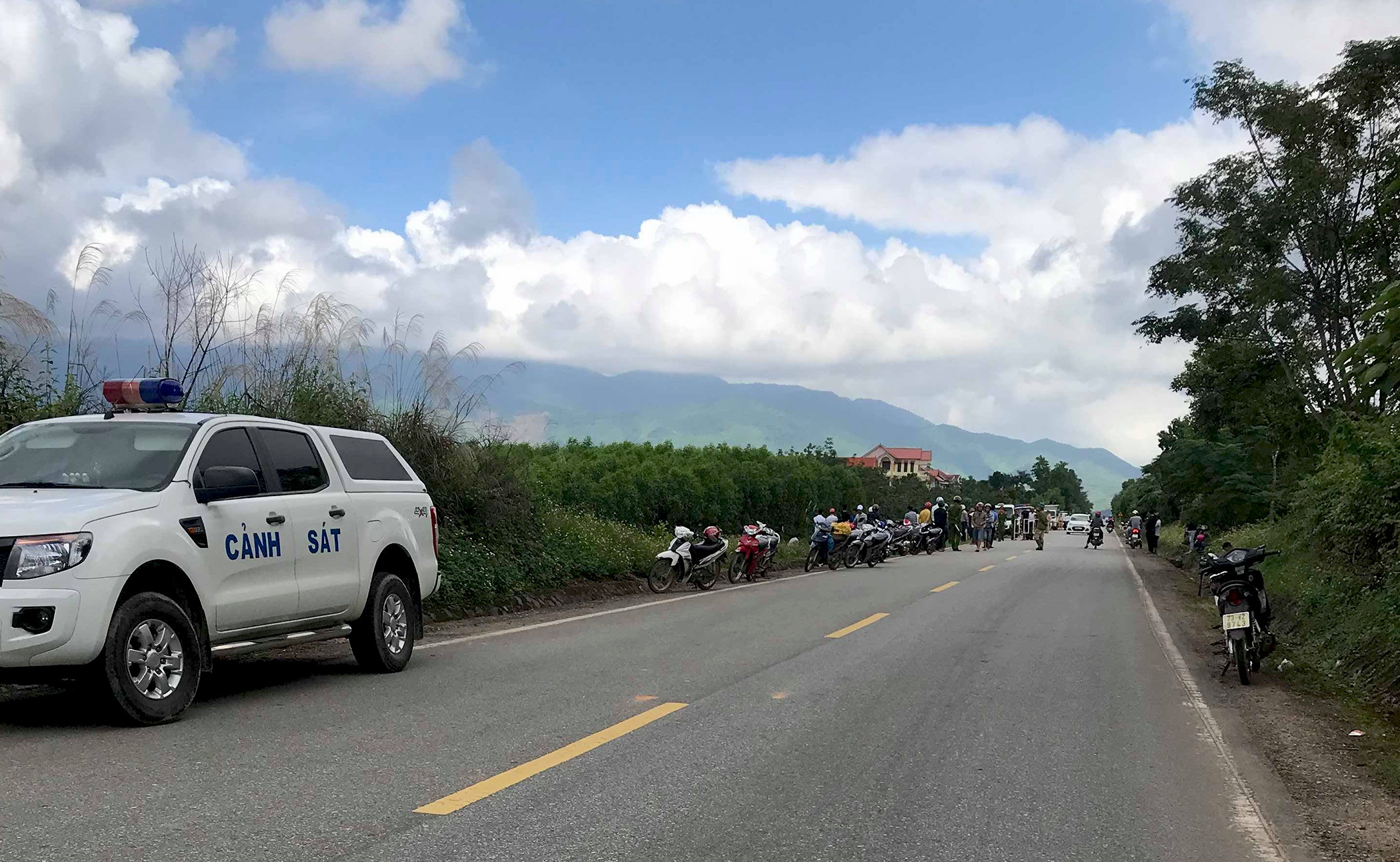 Oto tai lan lan tong xe may nguoc chieu, 2 cha con thiet mang hinh anh