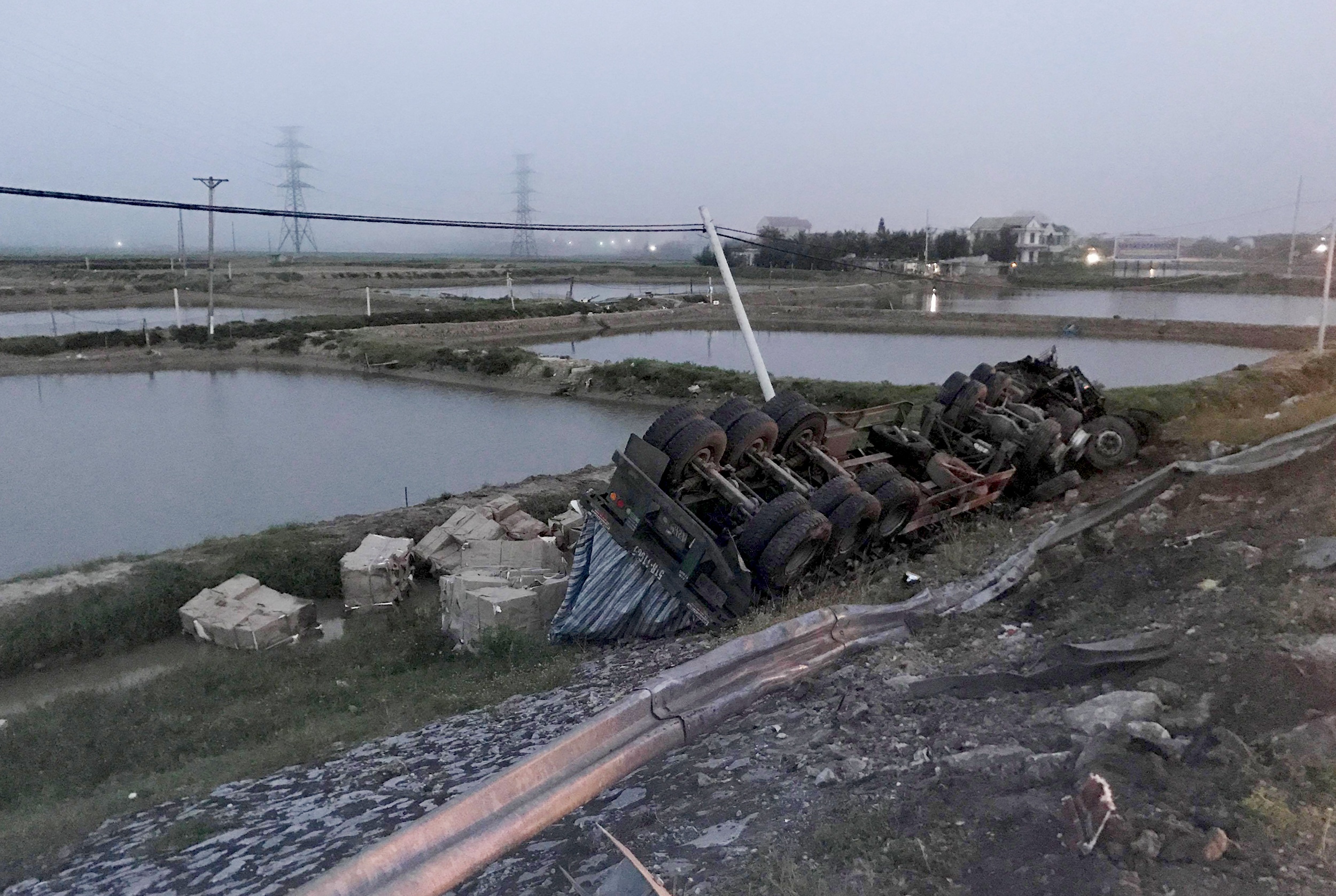 Container tong nhau luc rang sang,  tai xe thoat chet anh 2