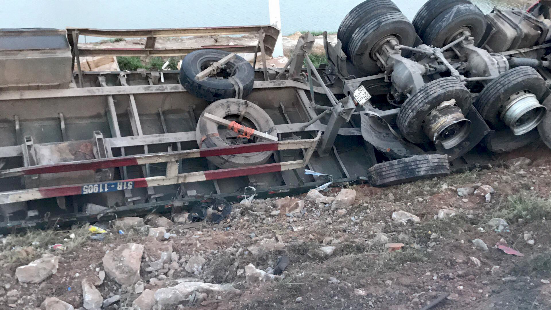 Xe container doi dau luc rang sang, lat ngua o ve duong hinh anh