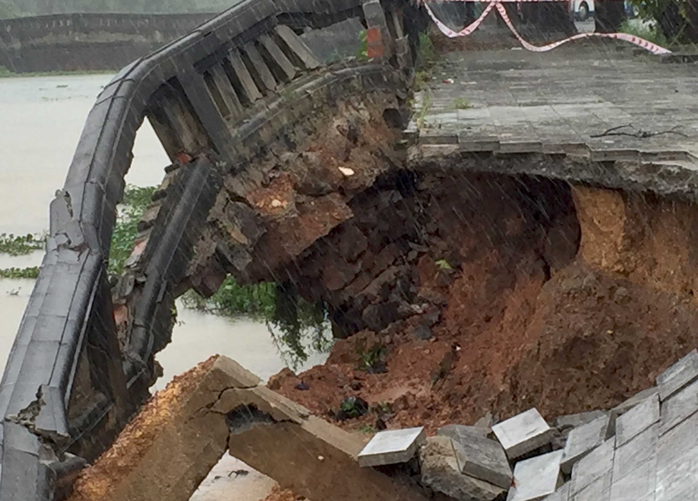 Bo ke di tich Thanh co Quang Tri sat lo 100 m do mua lon hinh anh