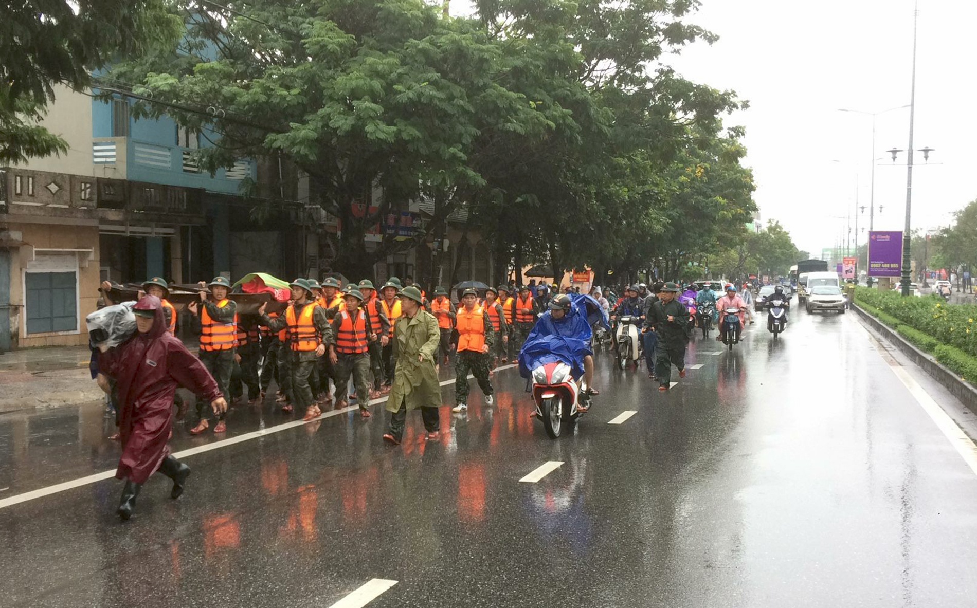 Tìm thấy thi thể hai nạn nhân bị nước cuốn mất tích ảnh 1 Tim thay thi the hai nan nhan bi nuoc cuon mat tich anh 1