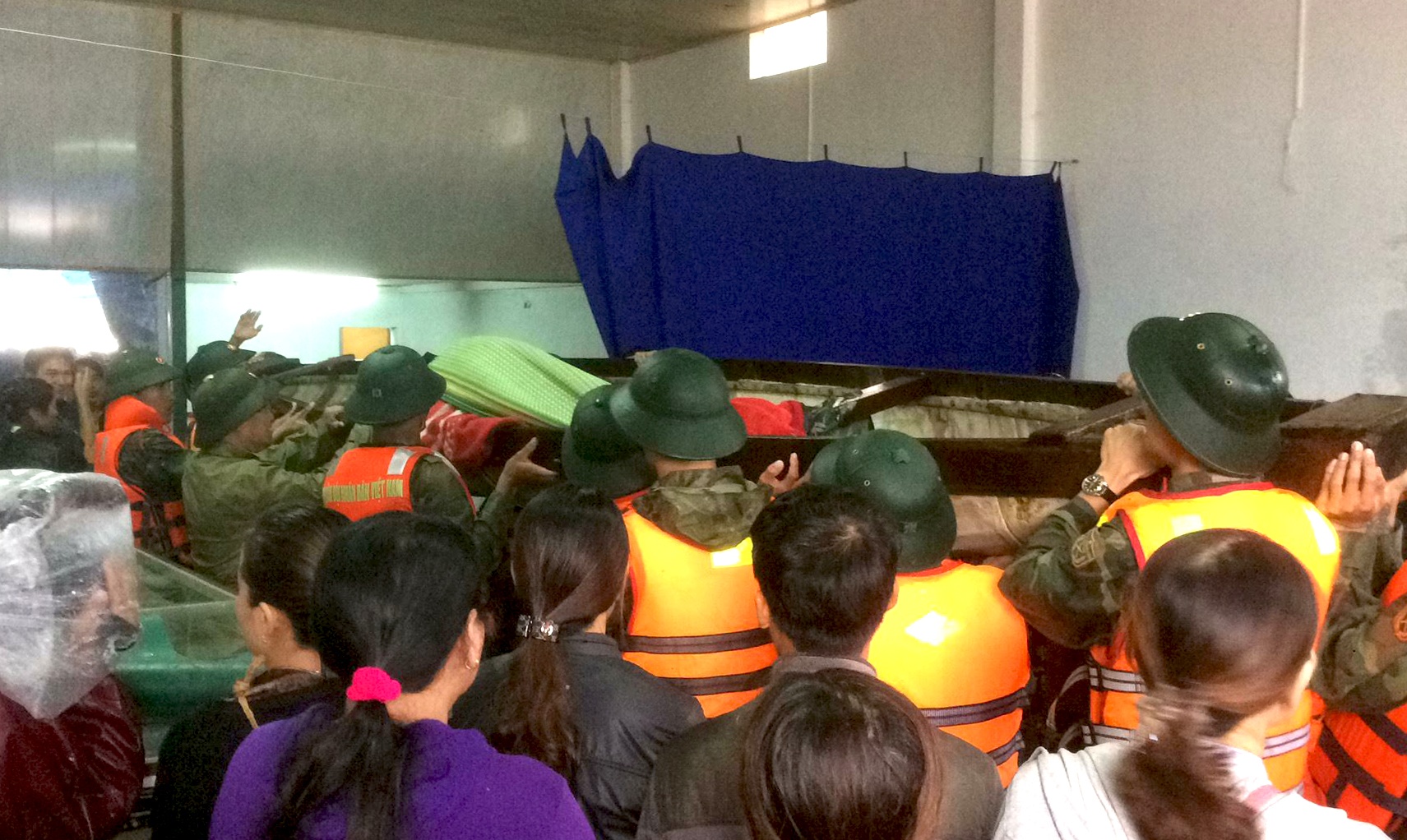 Tim thay thi the 2 me con bi nuoc cuon hinh anh