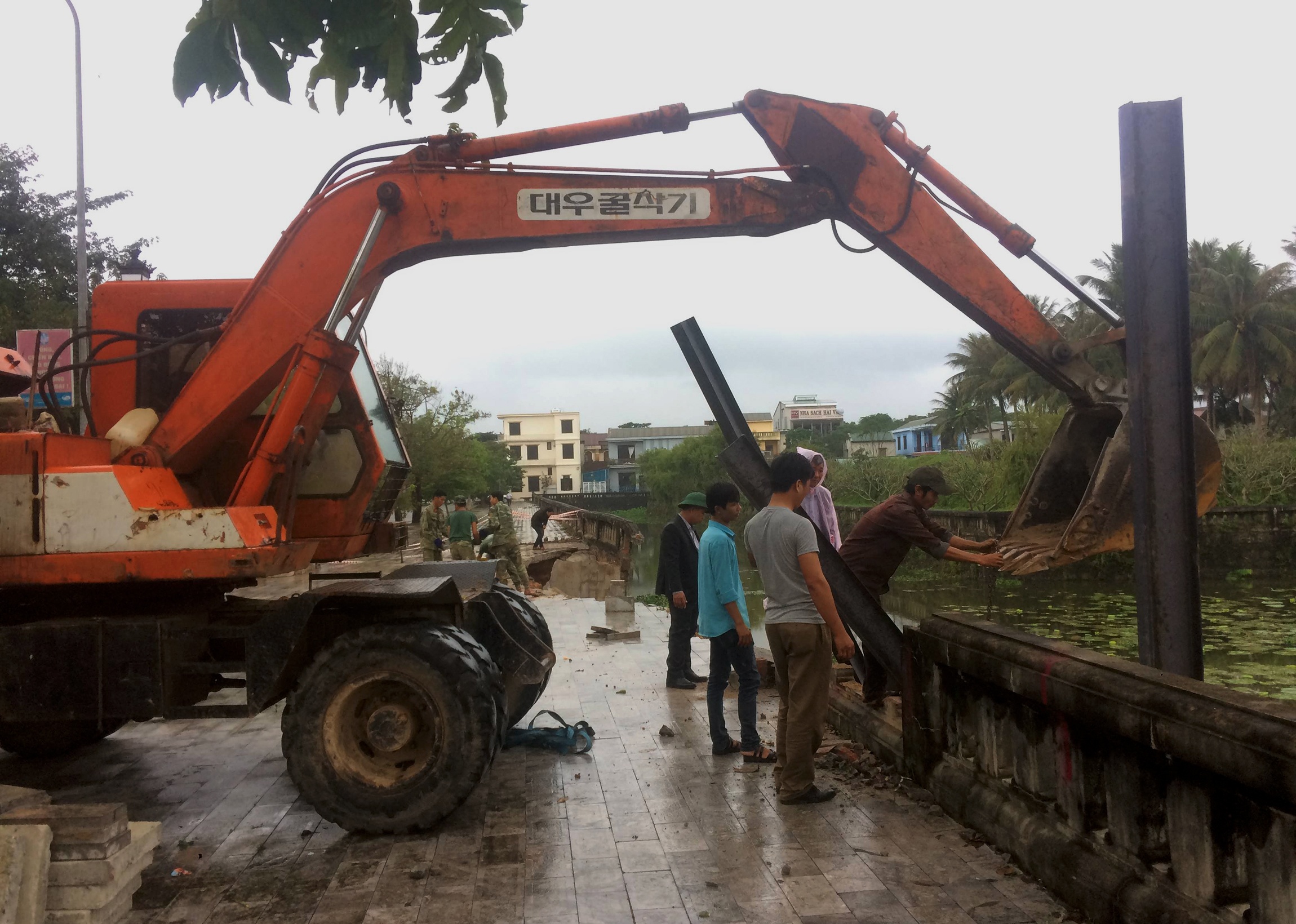 Đóng cọc sắt gia cố tạm thời đoạn bờ kè bị sạt lở ở di tích Thành Cổ ảnh 1 Dong coc sat gia co tam thoi doan bo ke bi sat lo o di tich Thanh Co anh 1