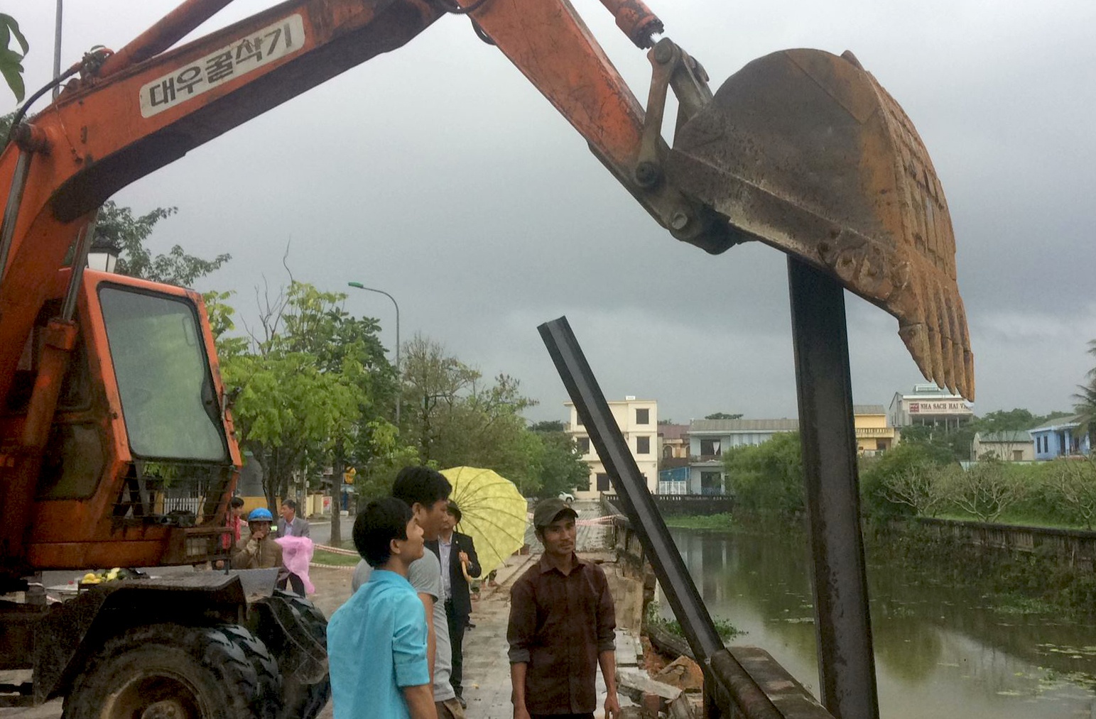 Dong coc sat gia co tam bo ke bi sat lo o Thanh co Quang Tri hinh anh