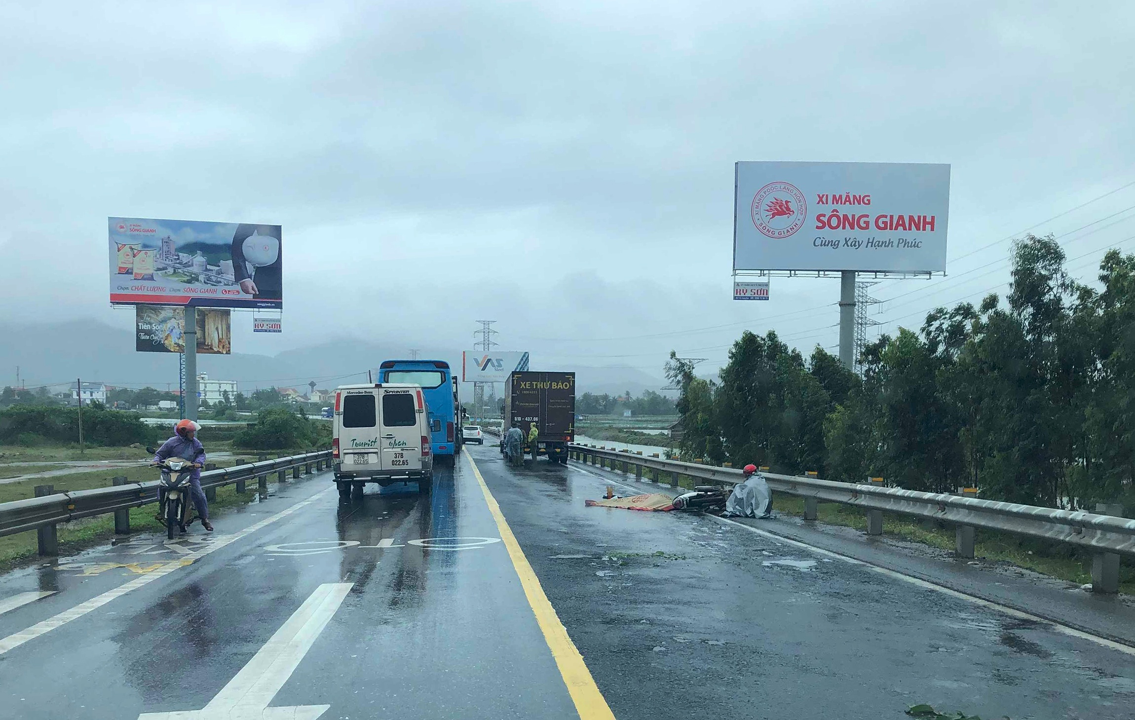 Nguoi phu nu tu vong sau cu va cham voi oto cho thu bao anh 1