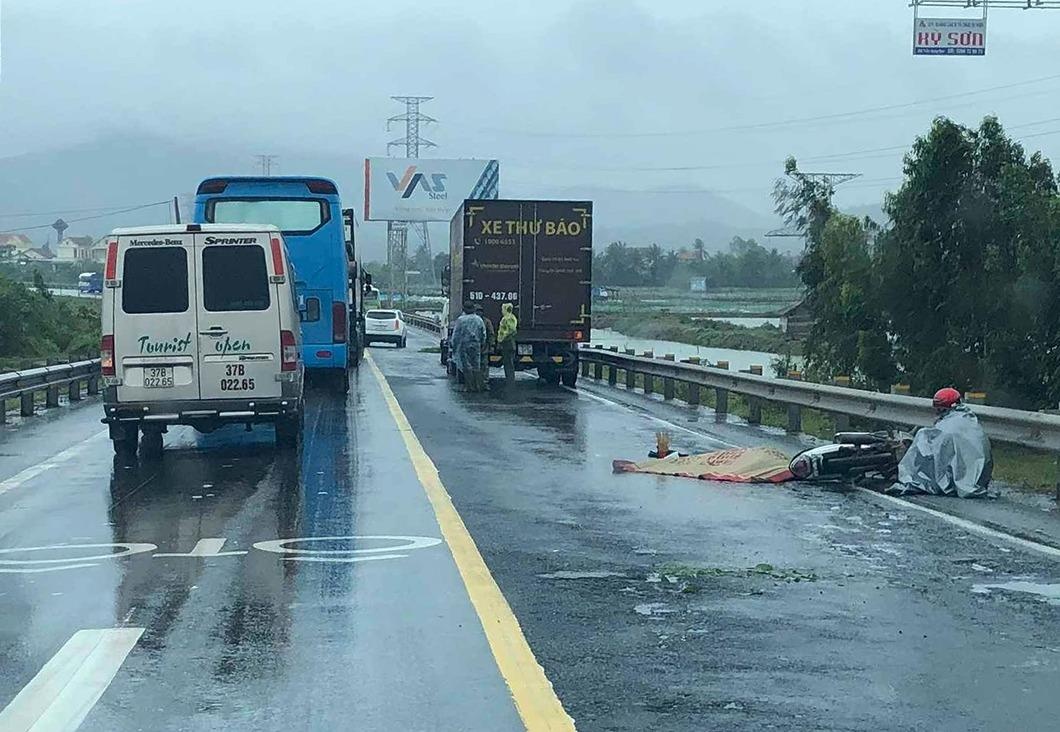 Xe may va cham voi oto cho thu bao, mot phu nu tu vong hinh anh