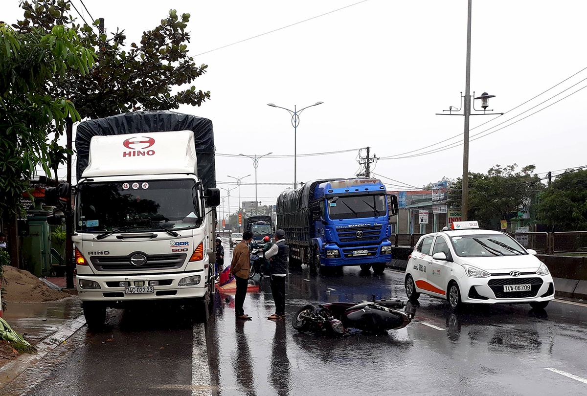 Xe may lao vao oto do ben duong, 2 nguoi thuong vong hinh anh