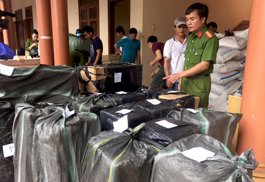 thanh niên lái xe chở pháo lậu ảnh 2 thanh nien lai xe cho phao lau anh 2