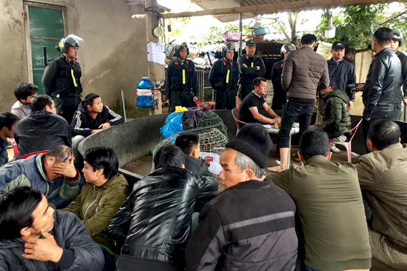 Canh sat bat hang chuc nguoi ca cuoc da ga tai quan ca phe hinh anh