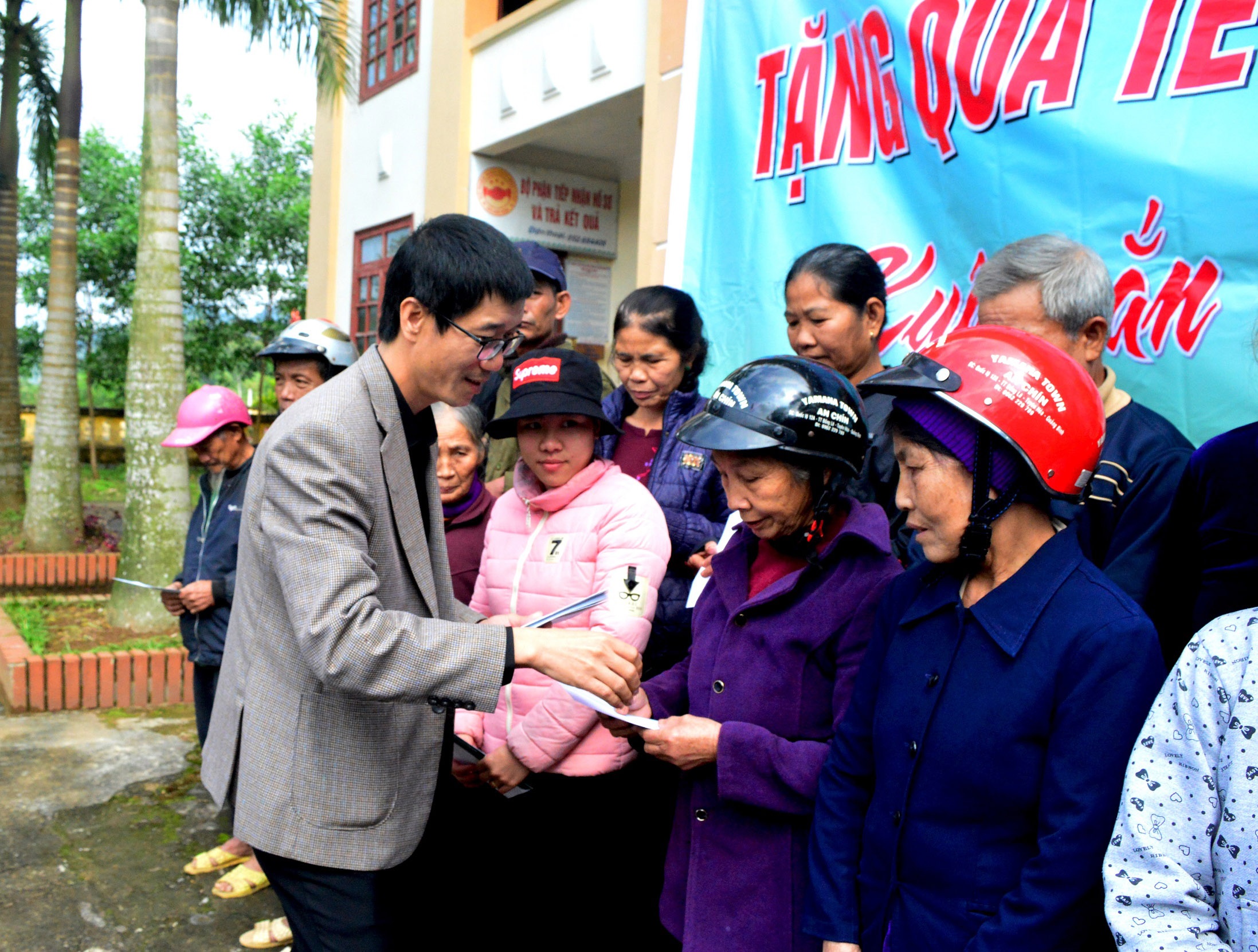 Ho tro 500 suat qua cho ho ngheo dip Tet hinh anh