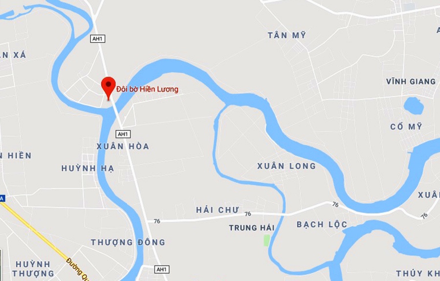 Khach nuoc ngoai tu vong khi dang tham quan di tich lich su o Quang Tri anh 2