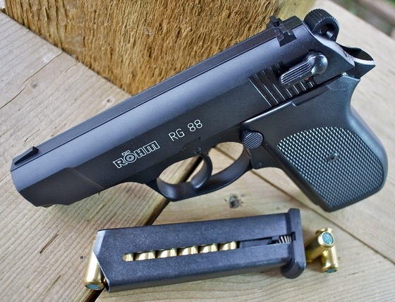 Tam giam thanh nien dung sung dan cao su ban nguoi hinh anh