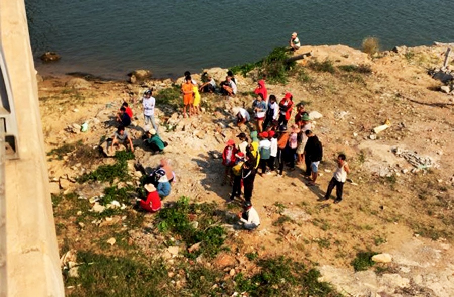 Thi the co gai 19 tuoi noi tren song hinh anh