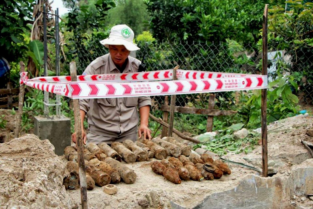 Nguoi dan phat hien 25 qua dan sung coi khi dao dat xay mong nha hinh anh