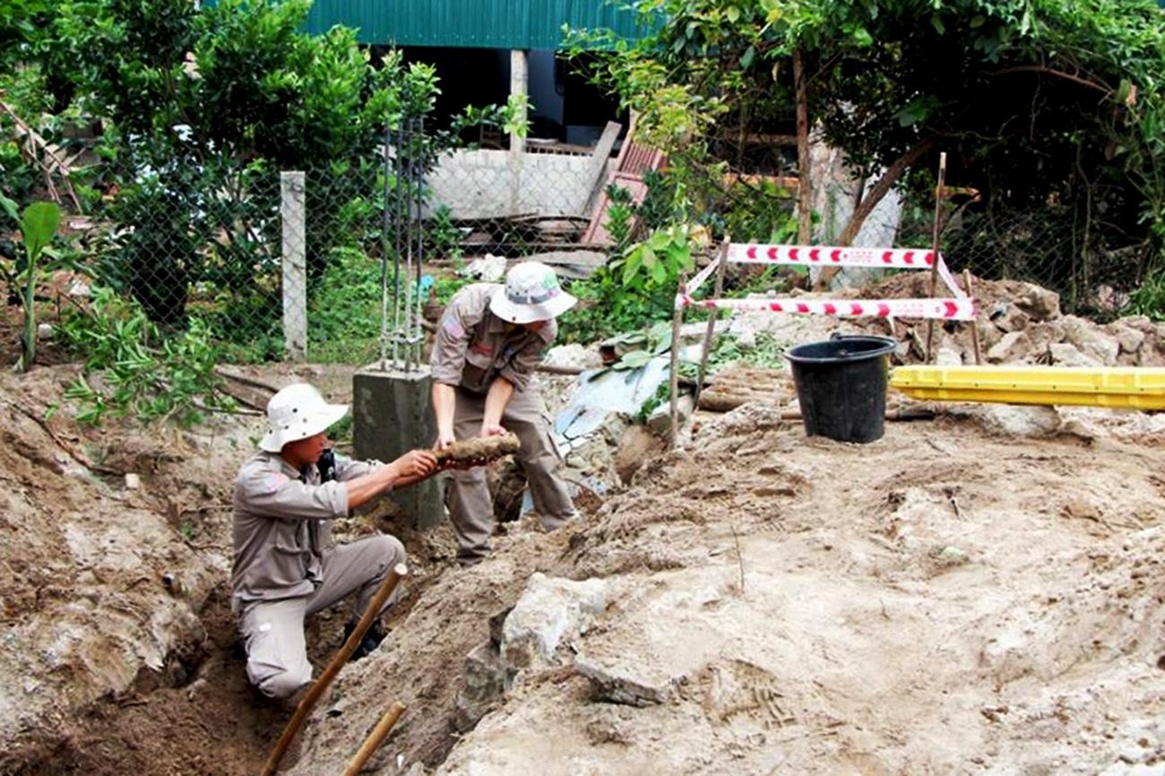 Phat hien 25 qua dan coi khi dao dat lam nha anh 3