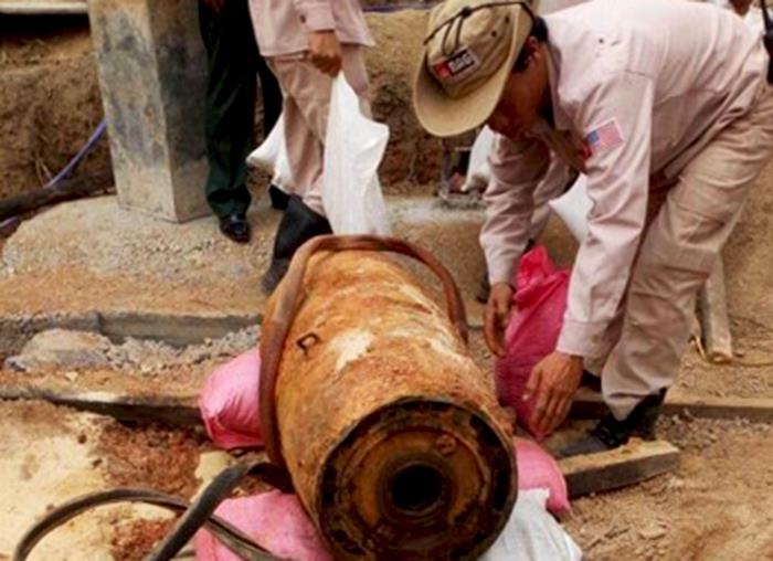 Bom My 330 kg nguyen ngoi no phat lo khi dao mong xay nha hinh anh