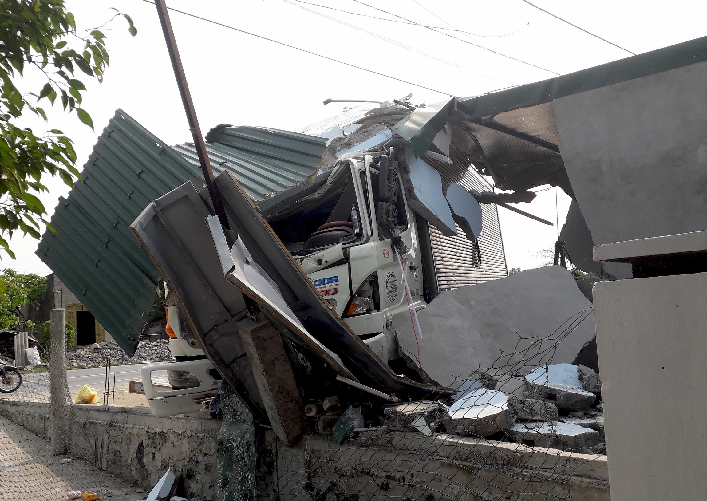 Xe tai tong sap quan cat toc, gia chu bat den hang tram trieu hinh anh