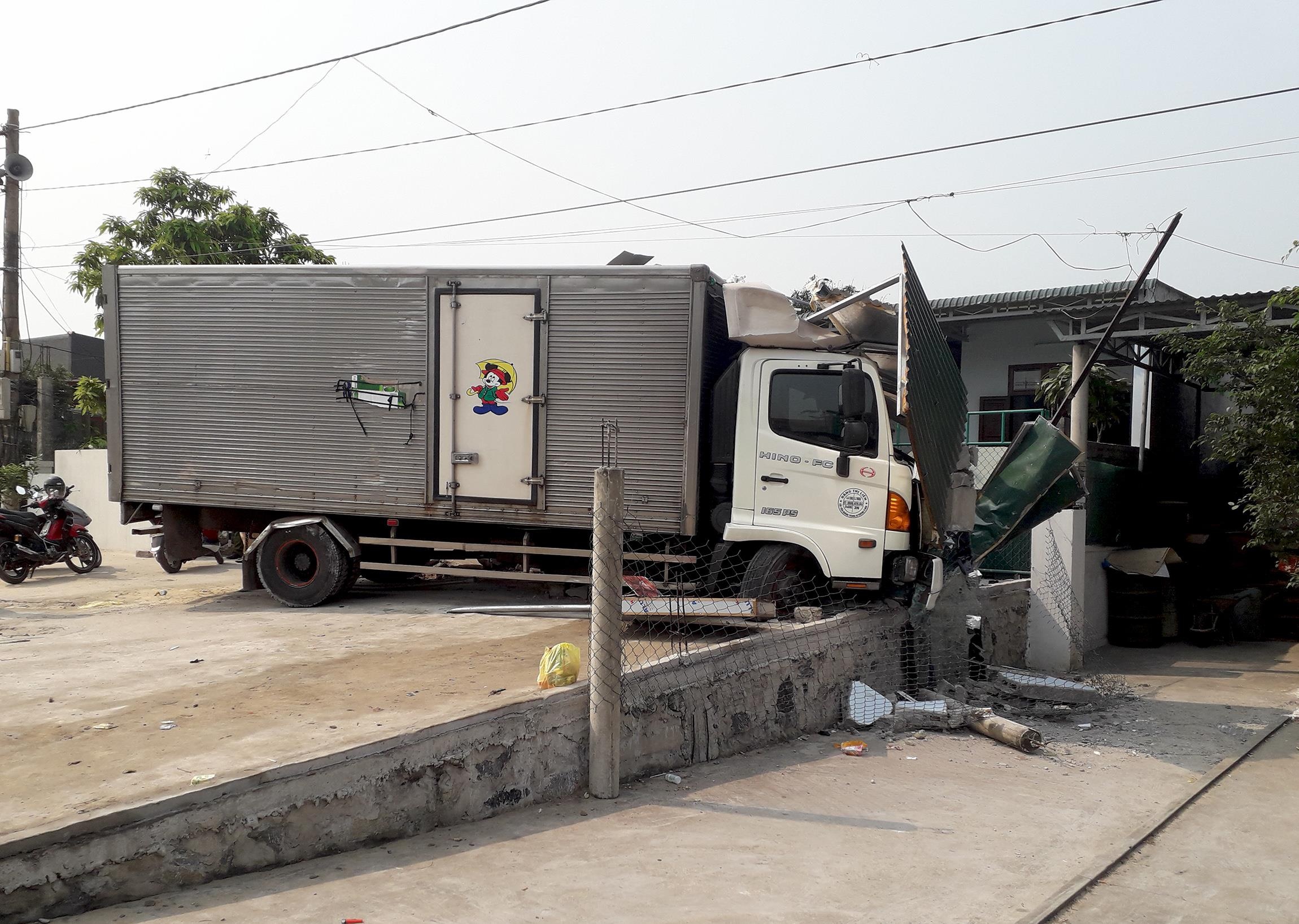 Xe tải bị giữ lại sau tông sập quán cắt tóc ảnh 1 Xe tai bi giu lai sau tong sap quan cat toc anh 1