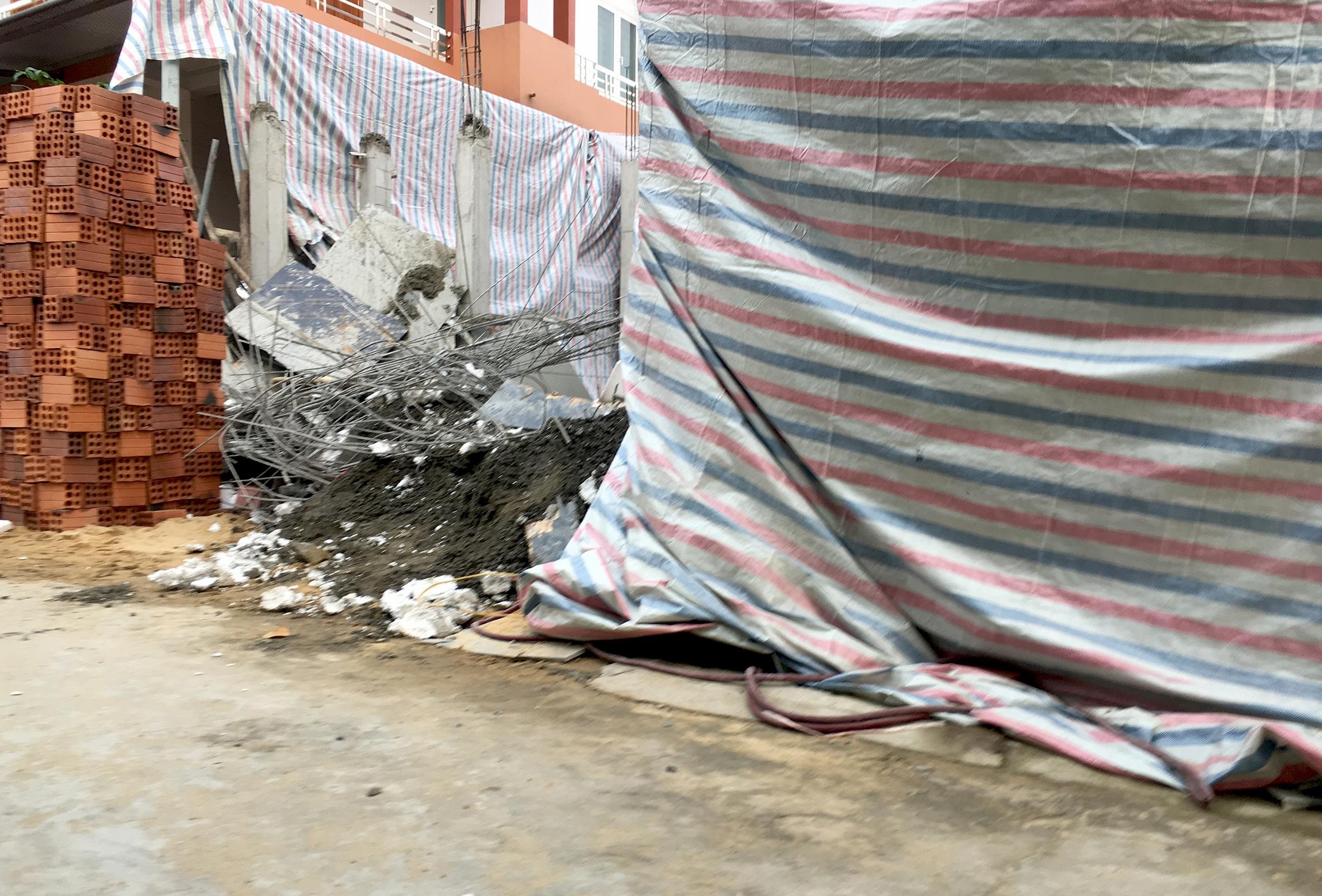 Mai hien vua xay xong bi do sap, 2 nguoi thuong vong hinh anh