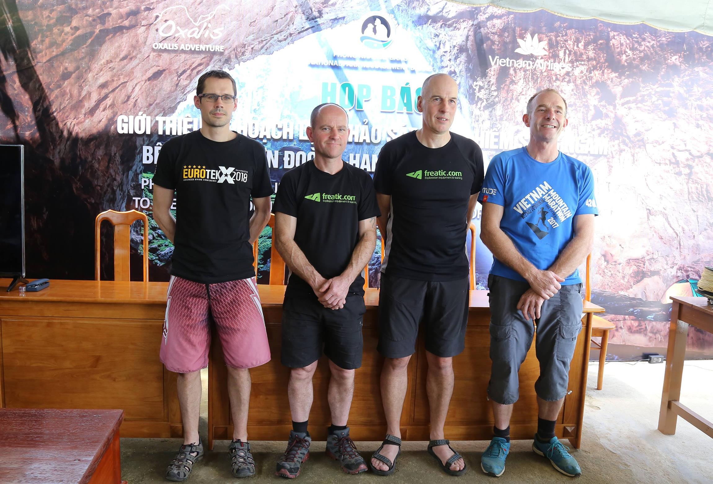 Chuyen gia Anh lan khao sat song ngam duoi hang Son Doong anh 1