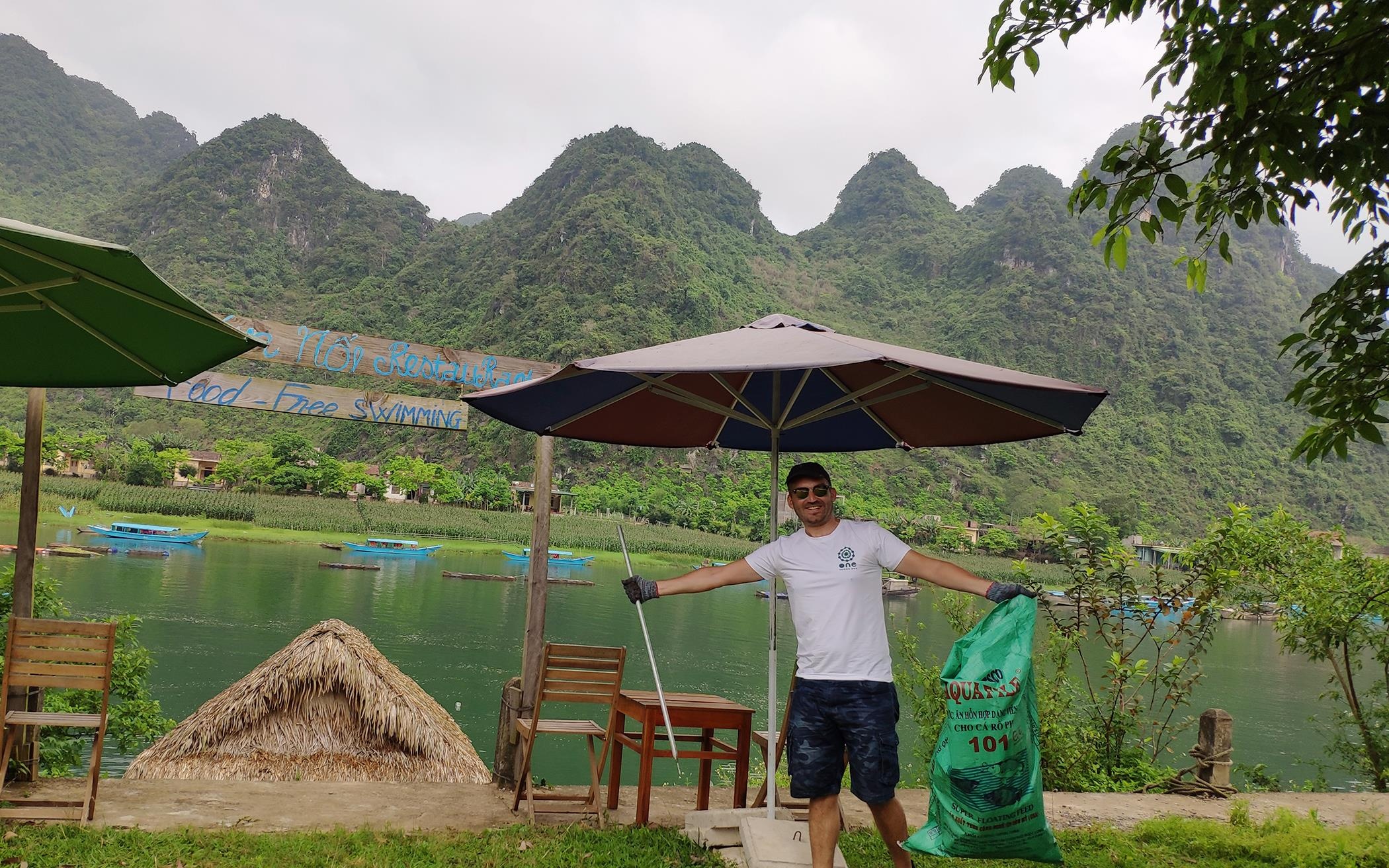 Khách tây hào hứng dọn rác ở Phong Nha ảnh 2 Khach tay hao hung don rac o Phong Nha anh 2