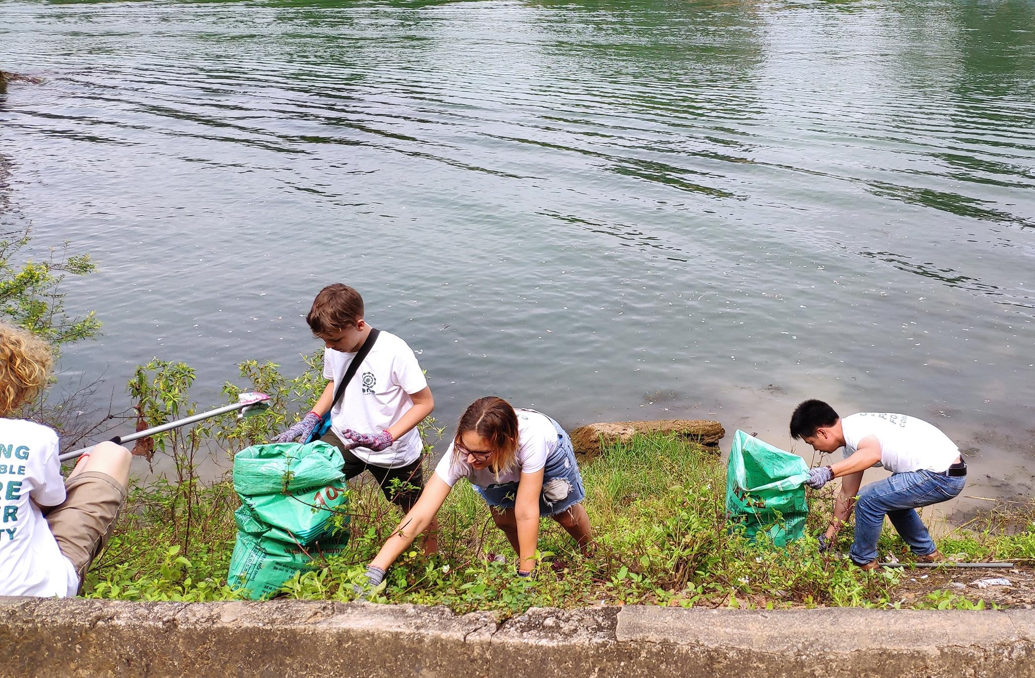Khách tây hào hứng dọn rác ở Phong Nha ảnh 3 Khach tay hao hung don rac o Phong Nha anh 3