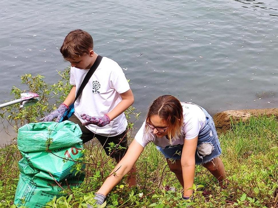 Khach Tay hao hung nhat rac o Phong Nha hinh anh