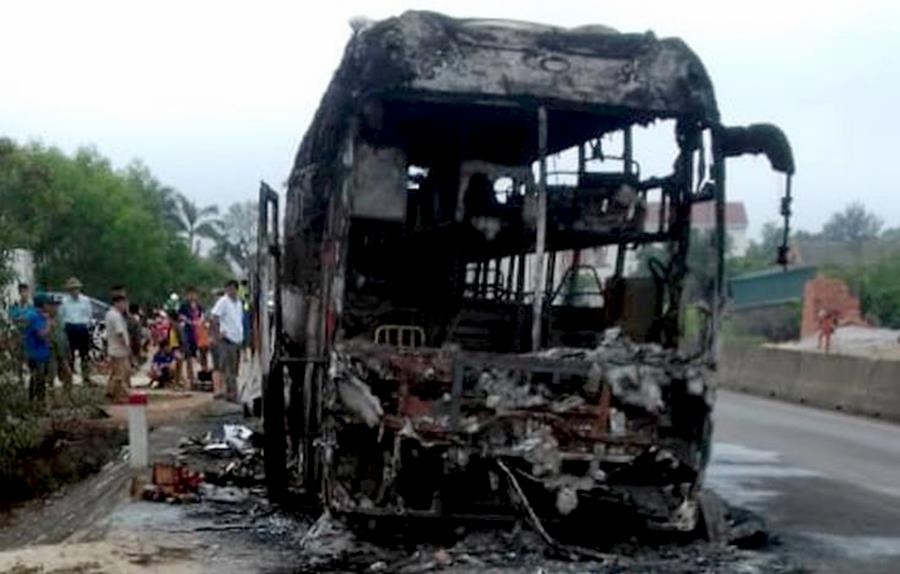 Xe khách bốc cháy lúc rạng sáng ảnh 1 Xe khach boc chay luc rang sang anh 1