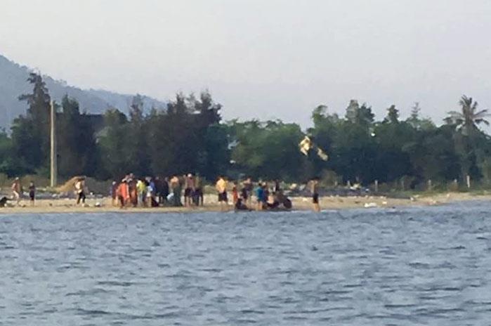 Hai thanh nien cuu song 5 em nho bi duoi nuoc hinh anh