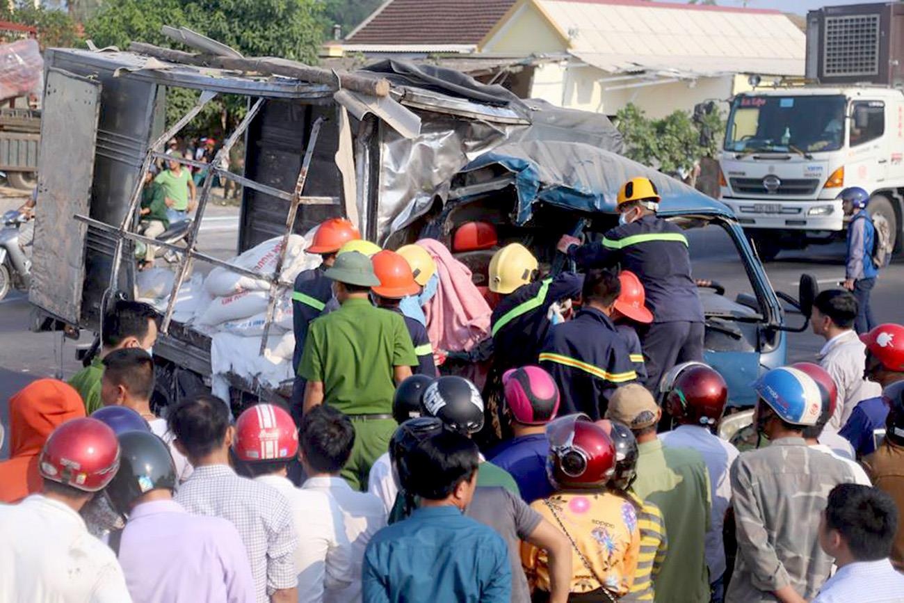 Phu xe tai mac ket tren cabin sau cu dau dau voi container hinh anh