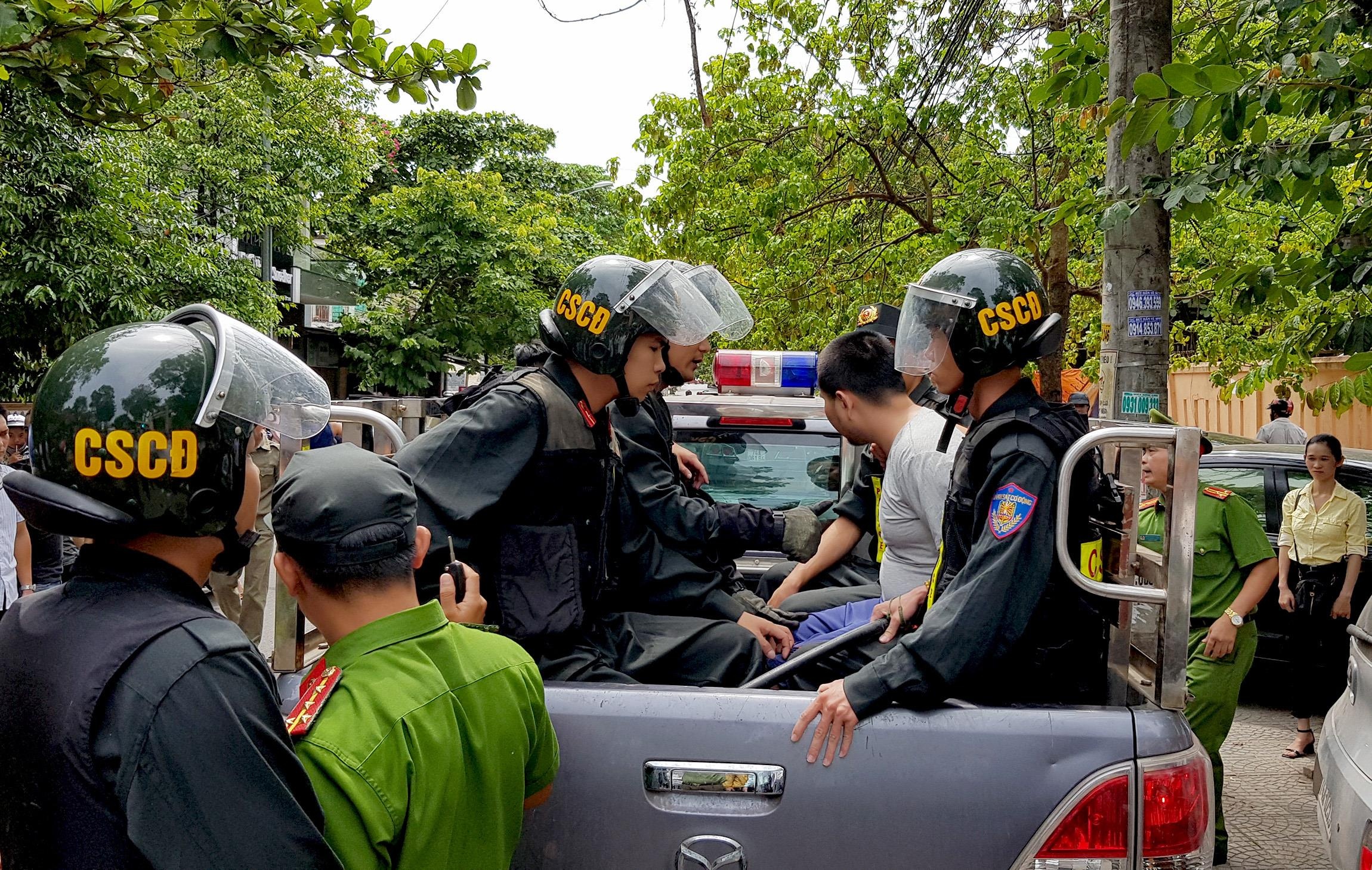 Thanh niên ngáo đá cầm dao dọa người,  phá xe rồi vào nhà cố thủ ảnh 1 Thanh nien ngao da cam dao doa nguoi,  pha xe roi vao nha co thu anh 1