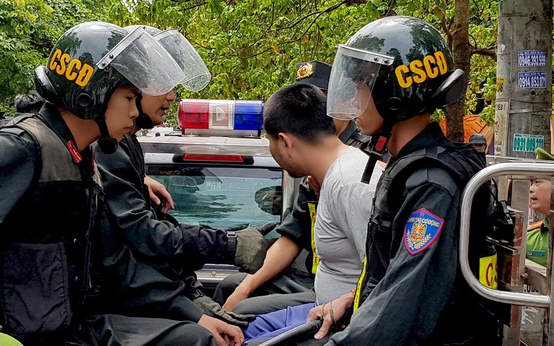 Nam 9X ngao da cam dao doa nguoi, pha xe roi vao nha co thu hinh anh