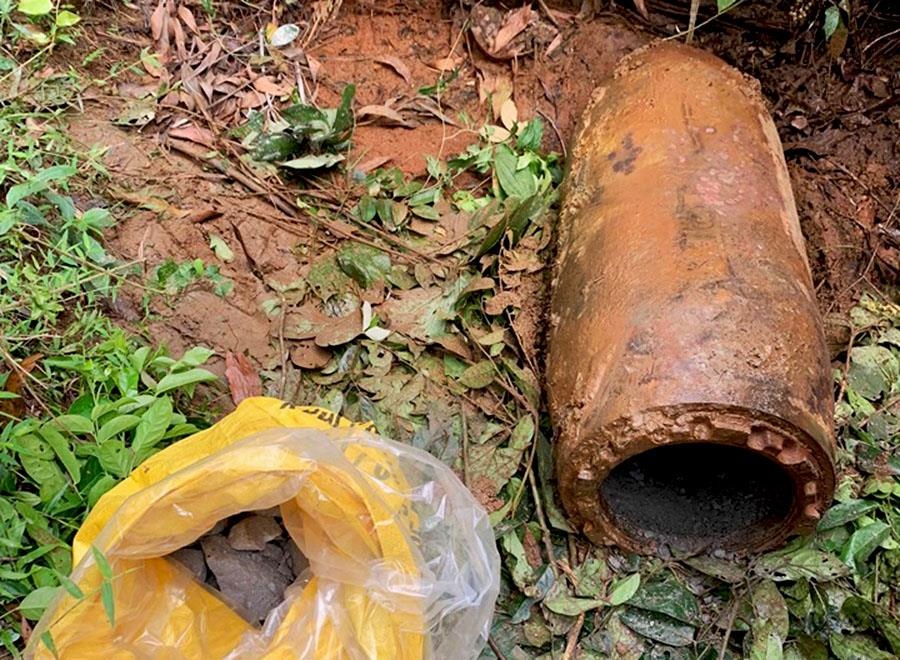 Hai nguoi dan ong thao qua bom nang hon 300 kg de lay thuoc no hinh anh