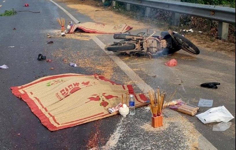 Va cham voi oto tai, 2 nguoi di xe may tu vong hinh anh