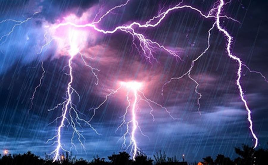 Hai phu nu bi set danh khi dang lam dong hinh anh