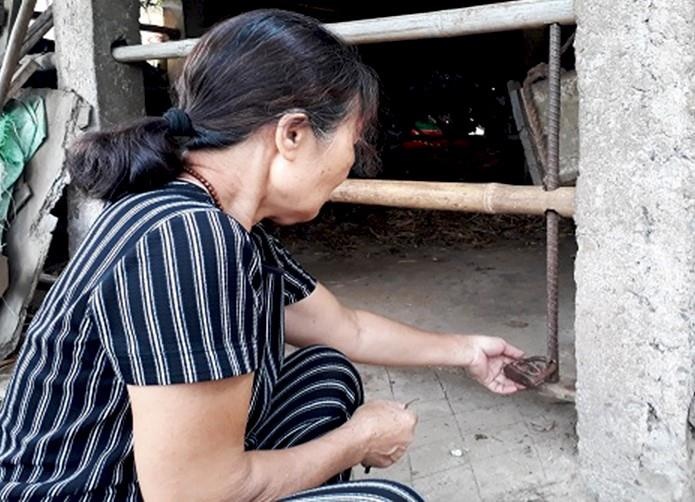 Ke gian vao tan chuong, xe trom 2 dui bo cai hinh anh