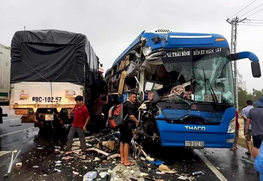 Xe khach doi dau xe tai, 3 nguoi nhap vien hinh anh