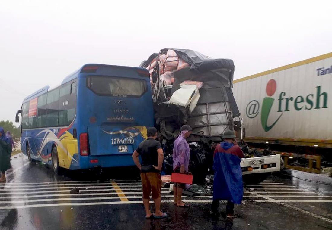Xe khách va chạm với 2 xe tải, nhiều người bị thương nhập viện ảnh 2 Xe khach va cham voi 2 xe tai, nhieu nguoi bi thuong nhap vien anh 2