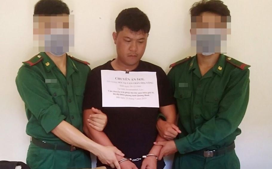 Bat nguoi van chuyen 24.000 vien ma tuy qua bien gioi hinh anh