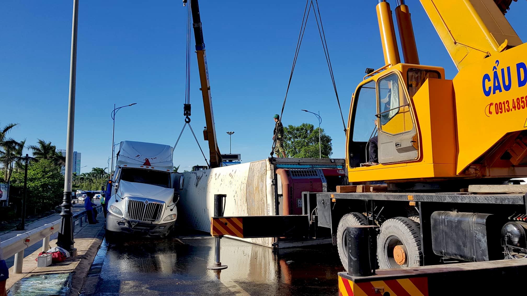 Container lat gay tran dau anh 1