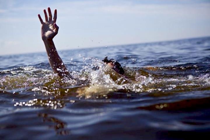 3 tre nho bi duoi nuoc khi di tam ho hinh anh